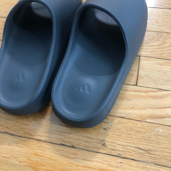 Grey Yeezy slides - Picture 2 of 4